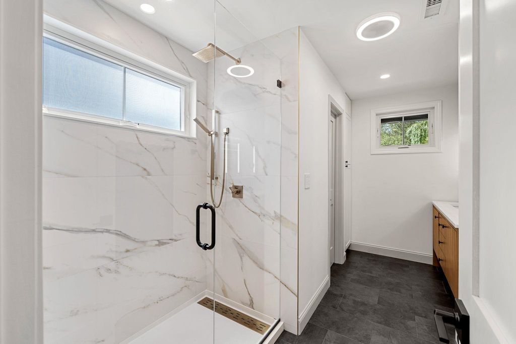 Image 33 of property listing at 82 Kings Highway, Hampton, NH 03842