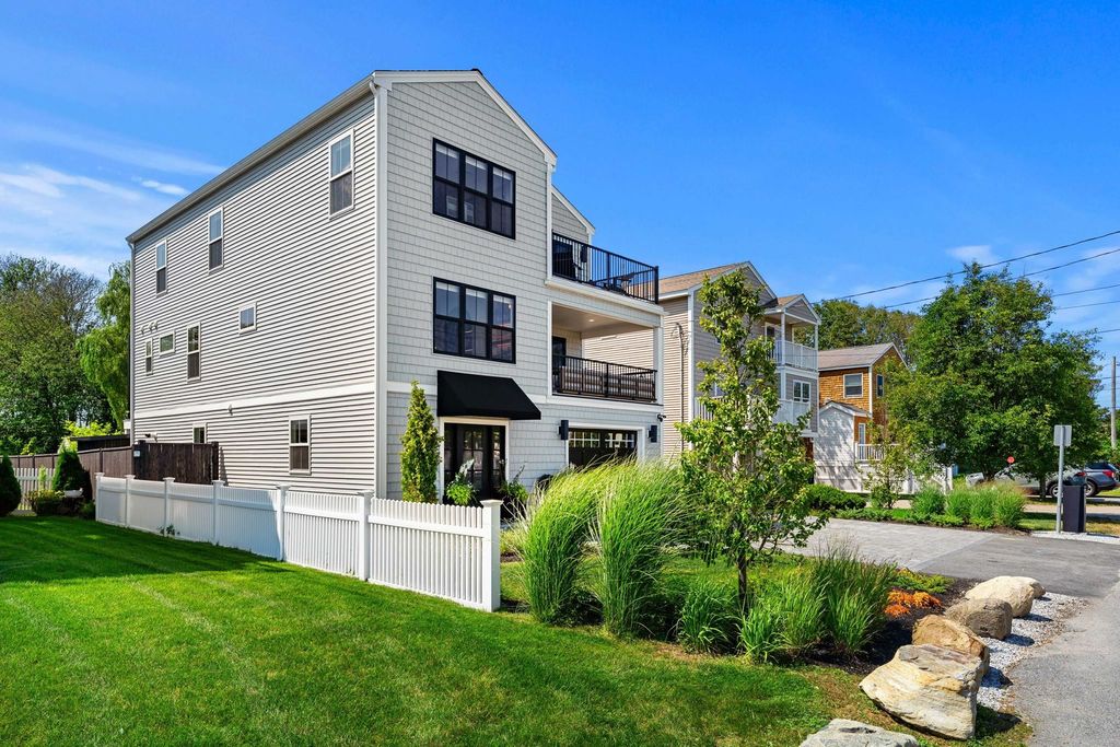 Image 5 of property listing at 82 Kings Highway, Hampton, NH 03842