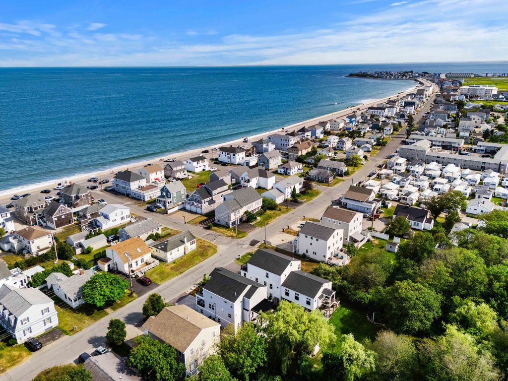 Image 10 of property listing at 82 Kings Highway, Hampton, NH 03842