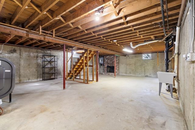 8 Ethelyn Cir, Maynard, MA 01754