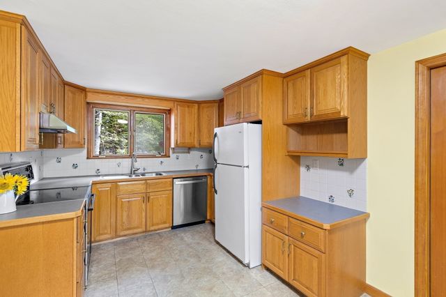 8 Ethelyn Cir, Maynard, MA 01754