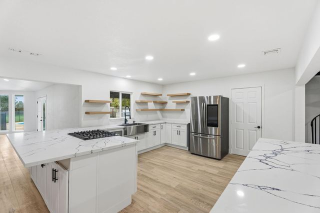 10326 N Fowler Avenue, Clovis, CA 93619