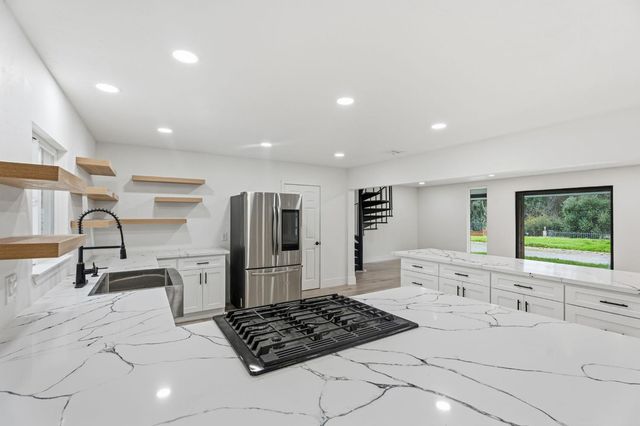 10326 N Fowler Avenue, Clovis, CA 93619