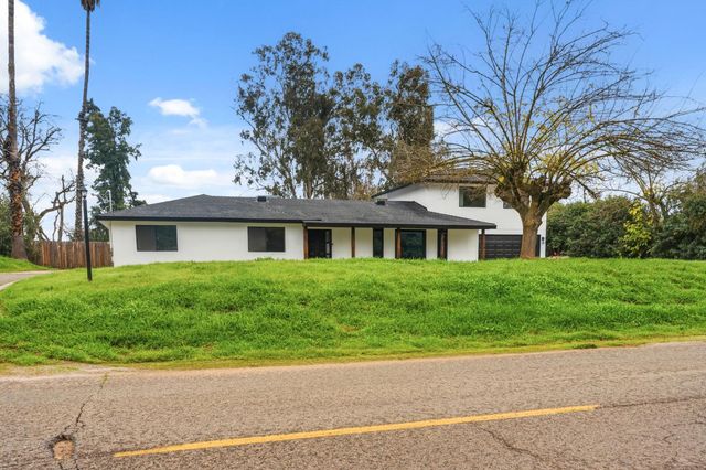 10326 N Fowler Avenue, Clovis, CA 93619