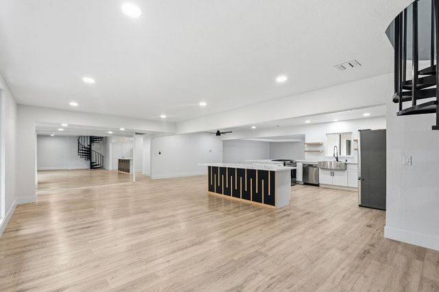 10326 N Fowler Avenue, Clovis, CA 93619