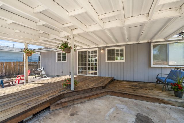 110 N 2nd Street, Talent, OR 97540