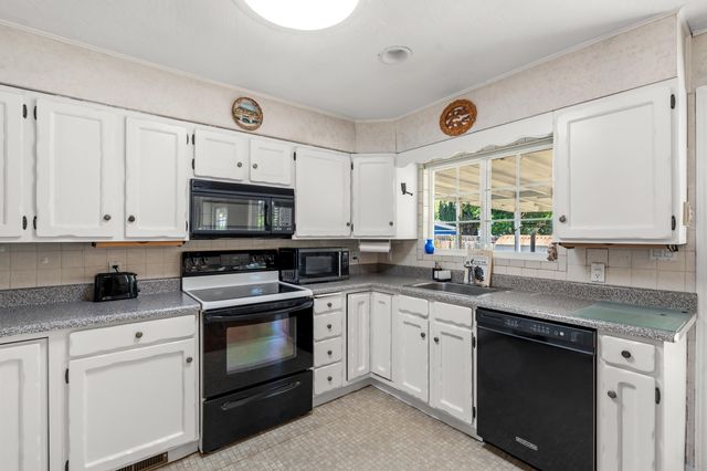 110 N 2nd Street, Talent, OR 97540