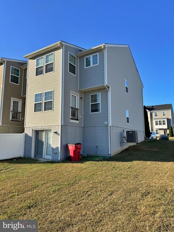 Image 25 of property listing at 11 CHILLINGHAM CT, Martinsburg, WV 25405