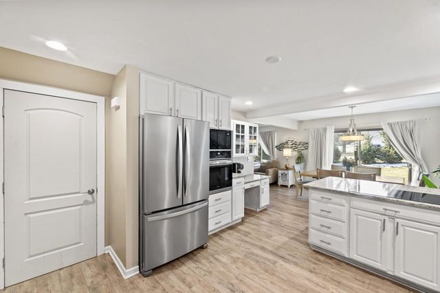 987 Lake Country COURT, Oconomowoc, WI 53066