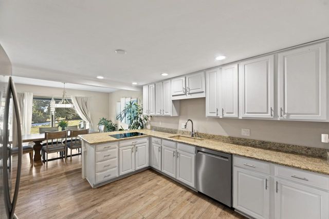 987 Lake Country COURT, Oconomowoc, WI 53066