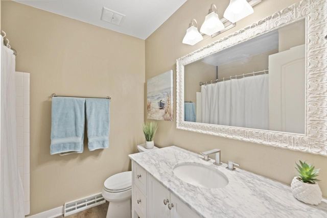 987 Lake Country COURT, Oconomowoc, WI 53066