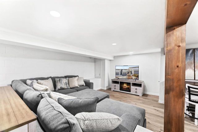 987 Lake Country COURT, Oconomowoc, WI 53066