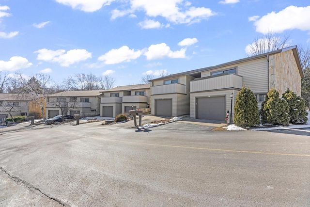 987 Lake Country COURT, Oconomowoc, WI 53066