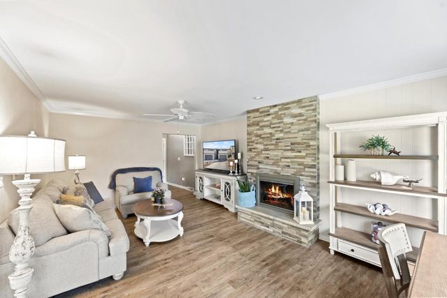 987 Lake Country COURT, Oconomowoc, WI 53066