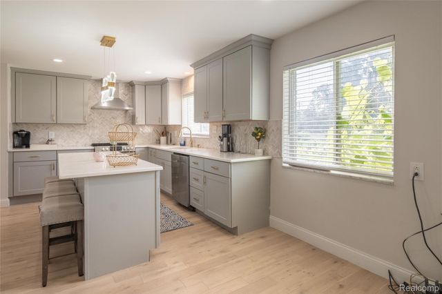 30853 Rockdale Avenue, Farmington, MI 48336