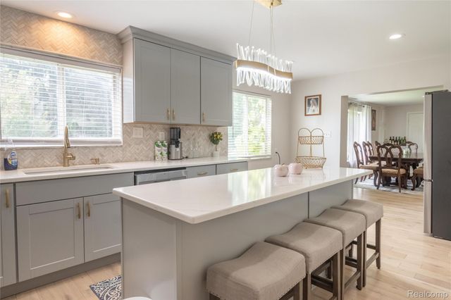 30853 Rockdale Avenue, Farmington, MI 48336