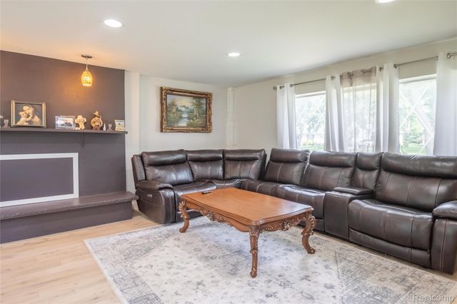 30853 Rockdale Avenue, Farmington, MI 48336