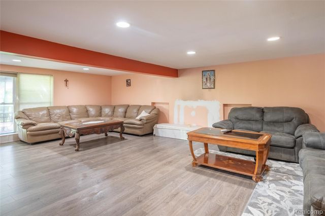 30853 Rockdale Avenue, Farmington, MI 48336