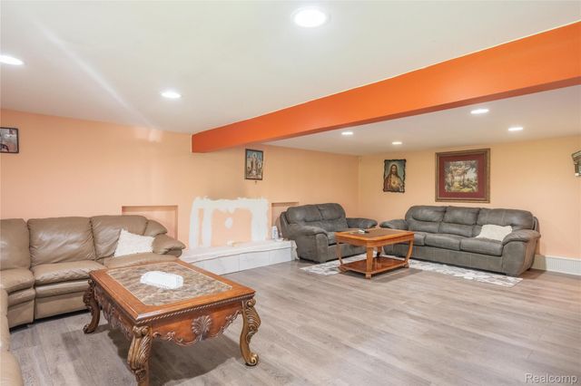 30853 Rockdale Avenue, Farmington, MI 48336