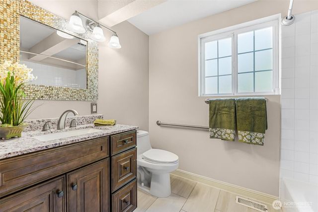 18404 W Spring Lake Drive SE, Renton, WA 98058