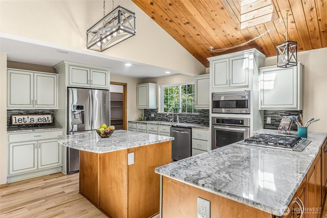 18404 W Spring Lake Drive SE, Renton, WA 98058