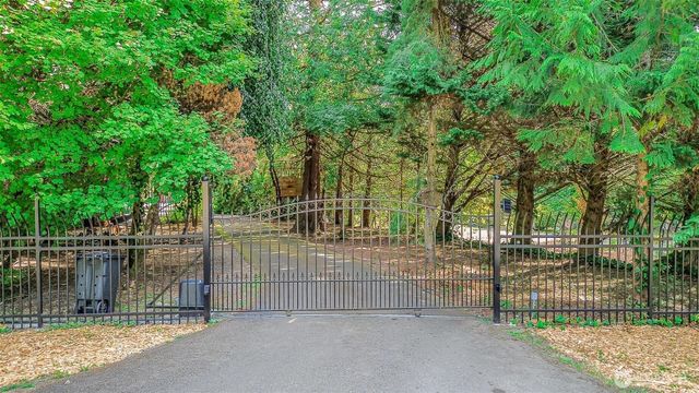18404 W Spring Lake Drive SE, Renton, WA 98058