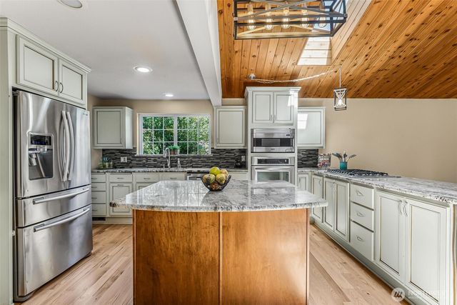18404 W Spring Lake Drive SE, Renton, WA 98058