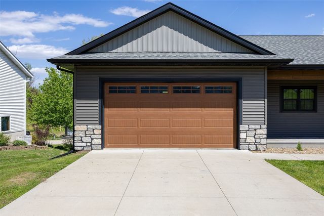 1730 Parkside Drive NE, Solon, IA 52333