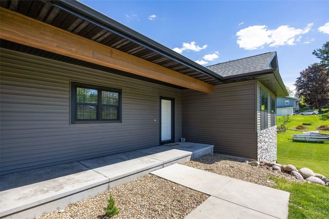 1730 Parkside Drive NE, Solon, IA 52333