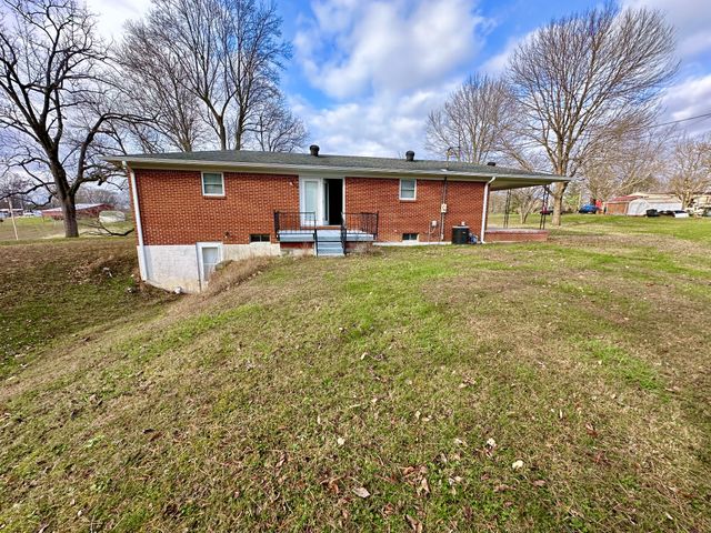 329 Poplar Dr, Red Boiling Springs, TN 37150