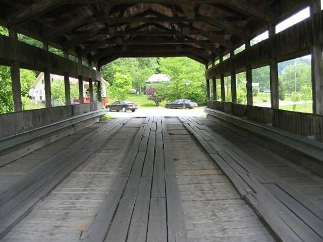 329 Poplar Dr, Red Boiling Springs, TN 37150