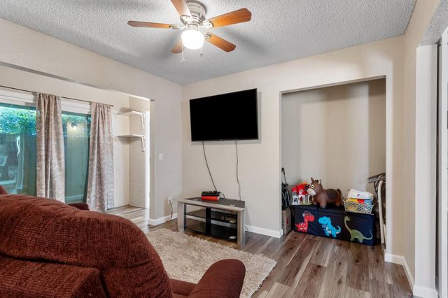 482 De Mar Dr, Sacramento, CA 95831