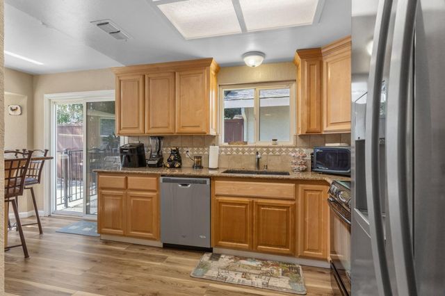 482 De Mar Dr, Sacramento, CA 95831