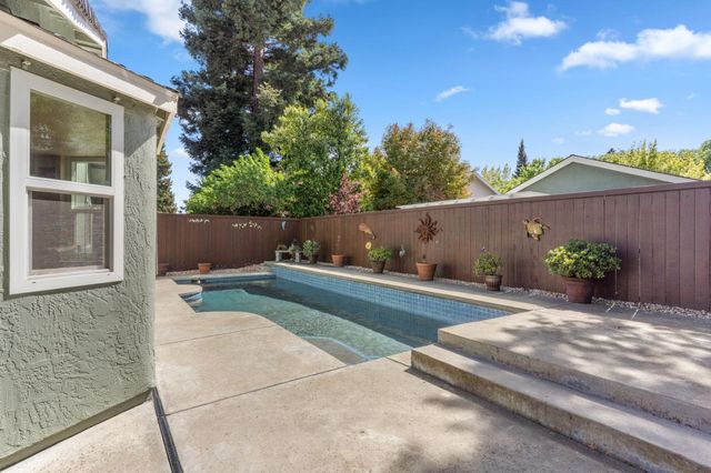 482 De Mar Dr, Sacramento, CA 95831