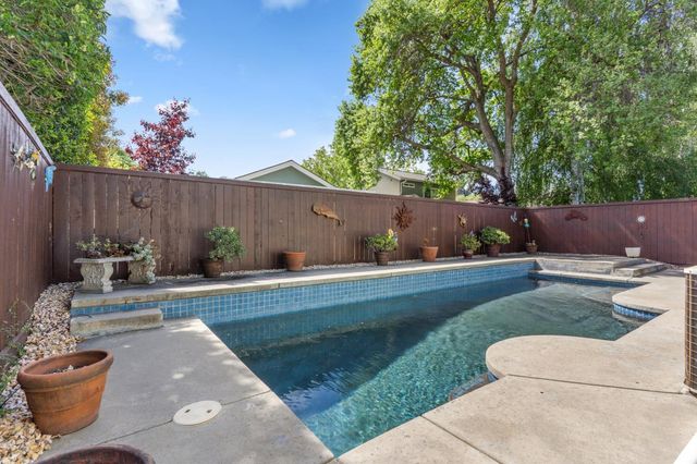 482 De Mar Dr, Sacramento, CA 95831