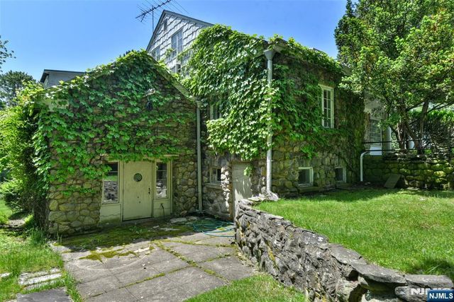 584 W Saddle River Road, Upper Saddle River, NJ 07458