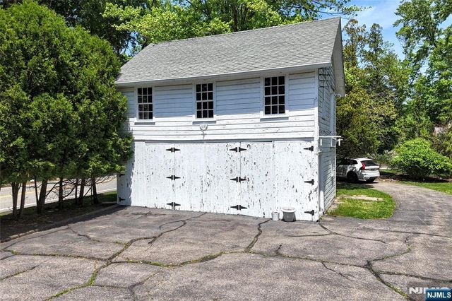 584 W Saddle River Road, Upper Saddle River, NJ 07458