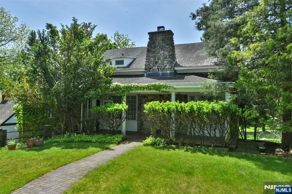 584 W Saddle River Road, Upper Saddle River, NJ 07458