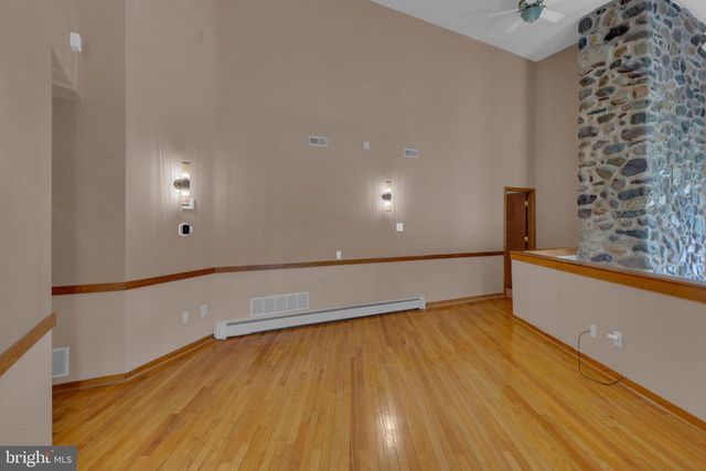 25 CREEKSIDE DR, Ivyland, PA 18974