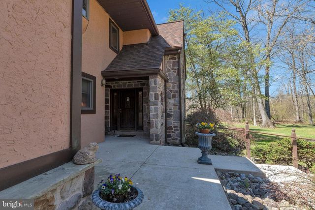 25 CREEKSIDE DR, Ivyland, PA 18974