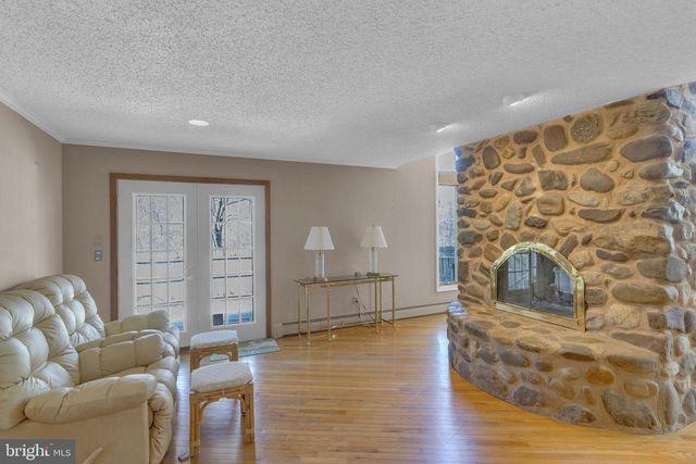 25 CREEKSIDE DR, Ivyland, PA 18974