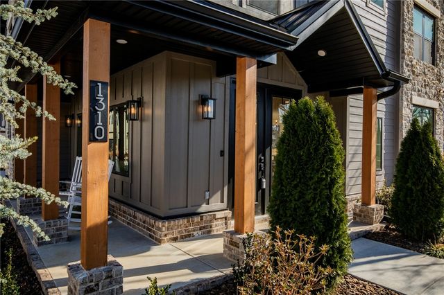 1310 Bella Vista Road, Bentonville, AR 72712