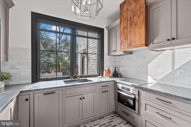 3612 N GLEBE RD, Arlington, VA 22207