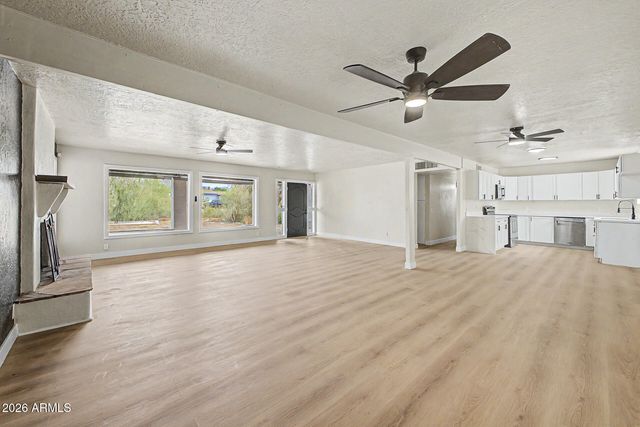 1065 W WHITELEY Street, Apache Junction, AZ 85120