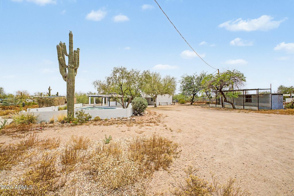 Image 2 of property listing at 1065 W WHITELEY Street, Apache Junction, AZ 85120
