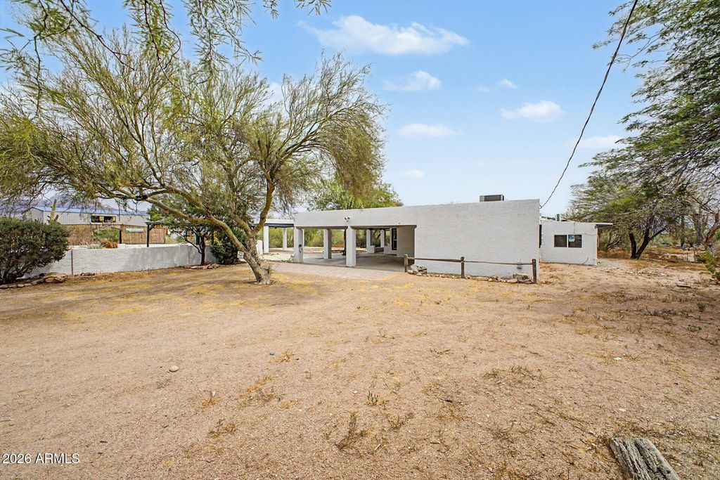 Image 4 of property listing at 1065 W WHITELEY Street, Apache Junction, AZ 85120