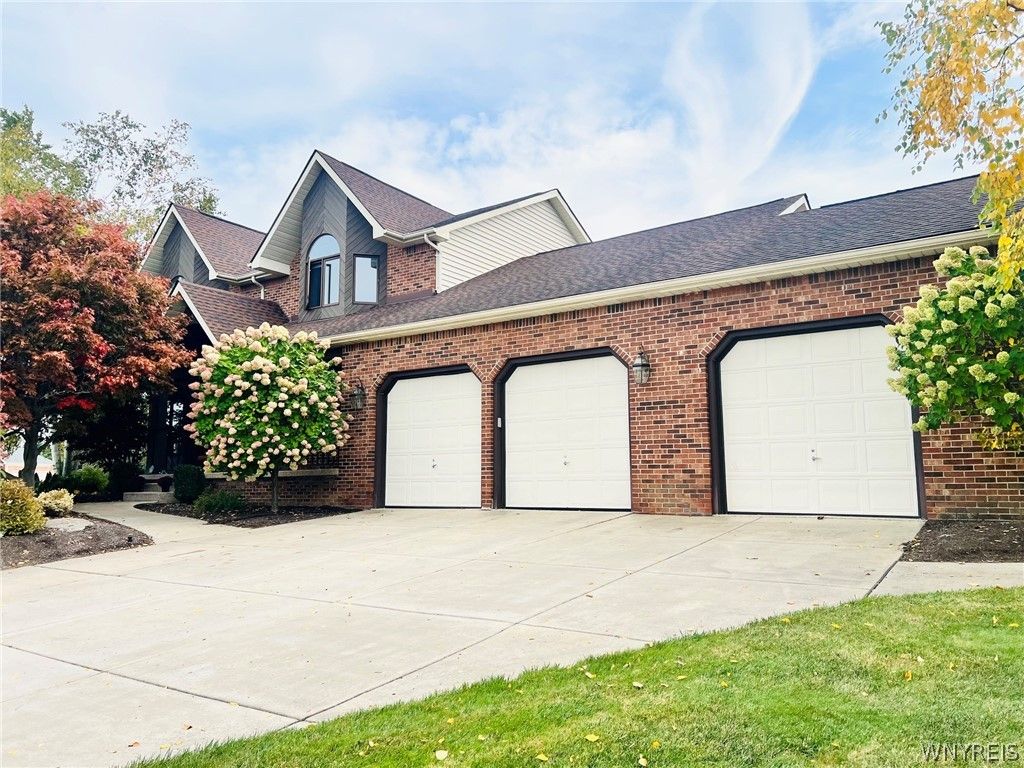 5470 Country Club Lane, Hamburg, NY 14075