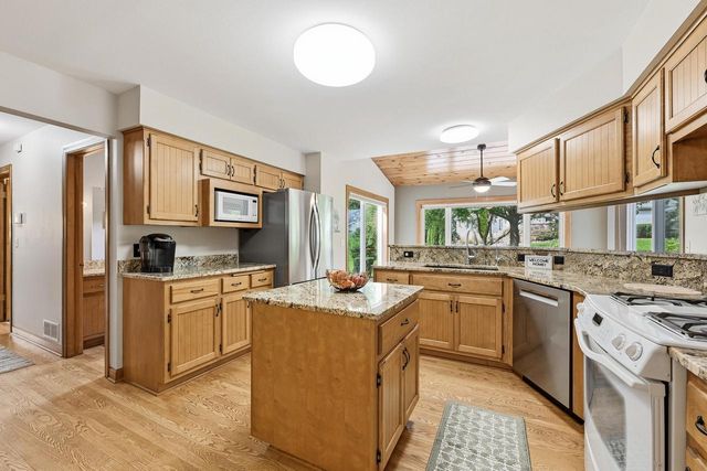 945 Gray Fox DRIVE, Brookfield, WI 53045