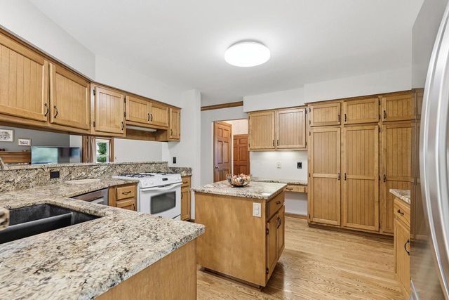 945 Gray Fox DRIVE, Brookfield, WI 53045