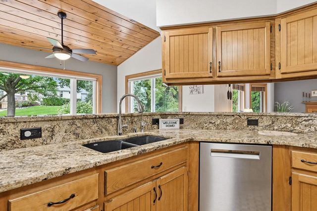 945 Gray Fox DRIVE, Brookfield, WI 53045
